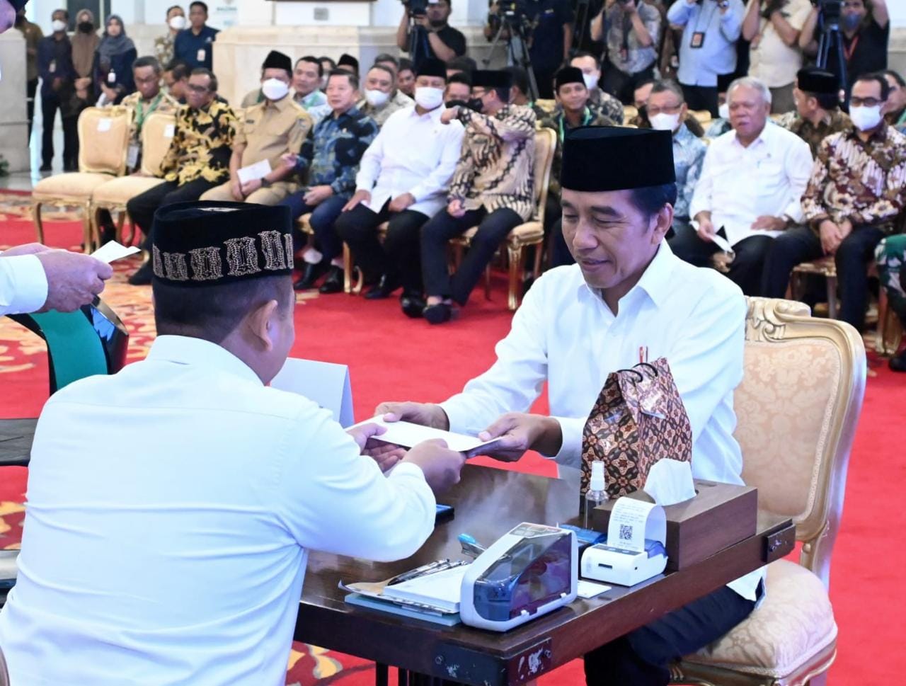 Presiden Jokowi Imbau Seluruh Umat Islam Berzakat ke BAZNAS