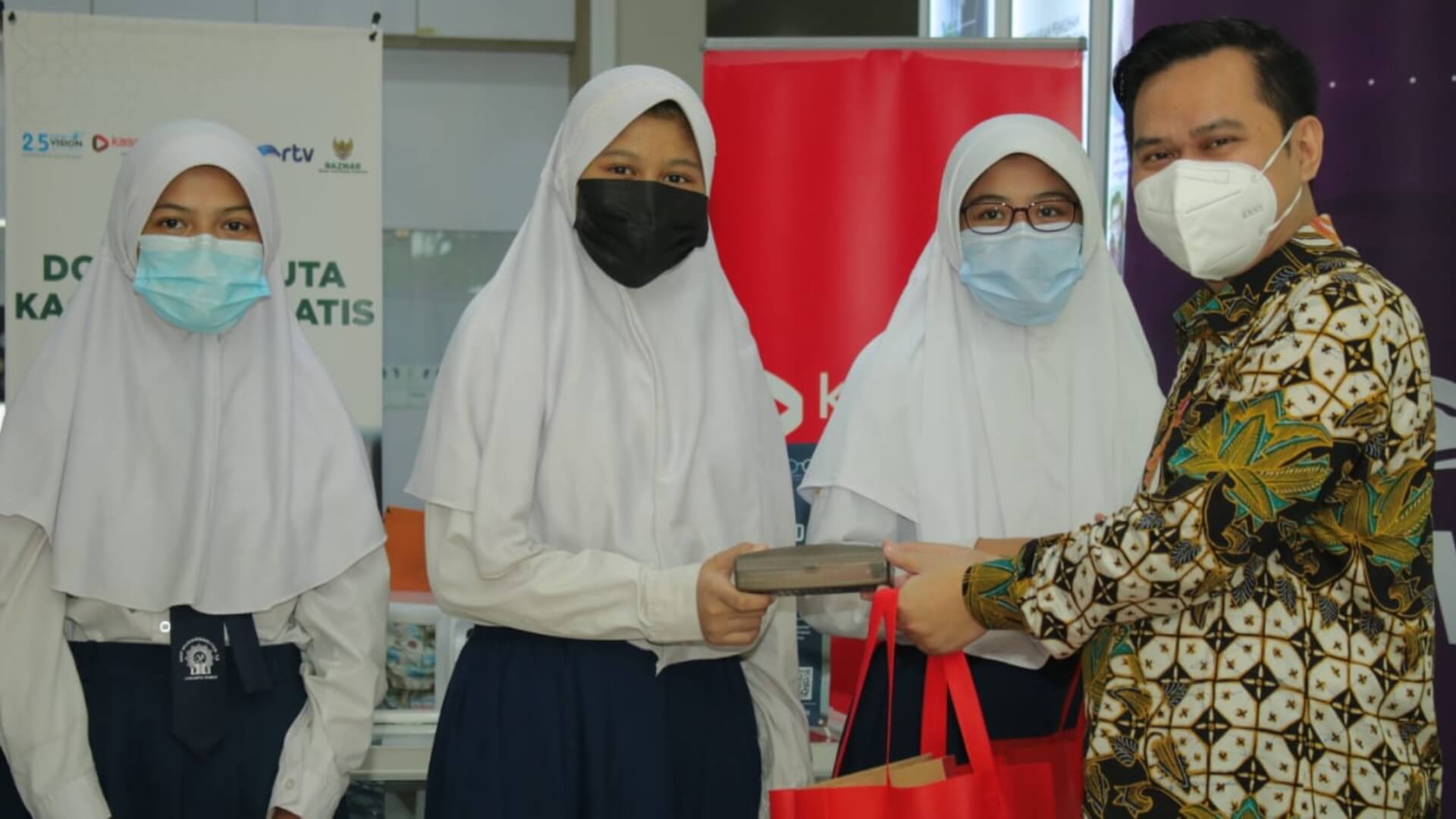 Essilor Indonesia, Kasoem Gandeng BAZNAS Salurkan Donasi Kacamata Gratis