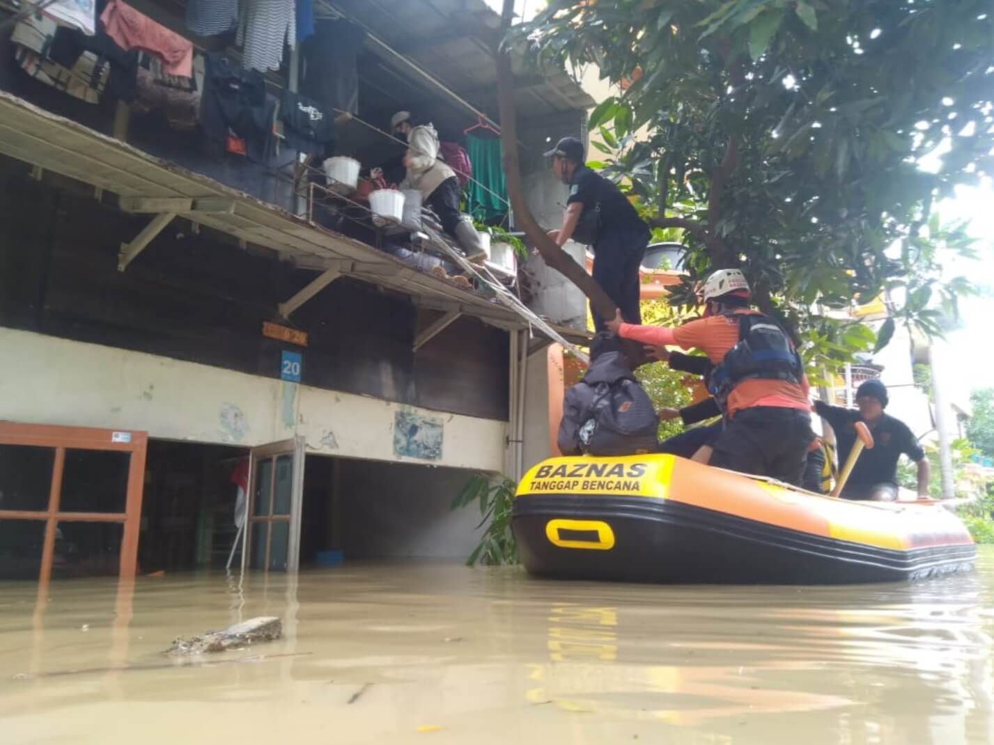 BAZNAS Bantu Korban Banjir di Cipinang Melayu dan Pondok Gede Permai