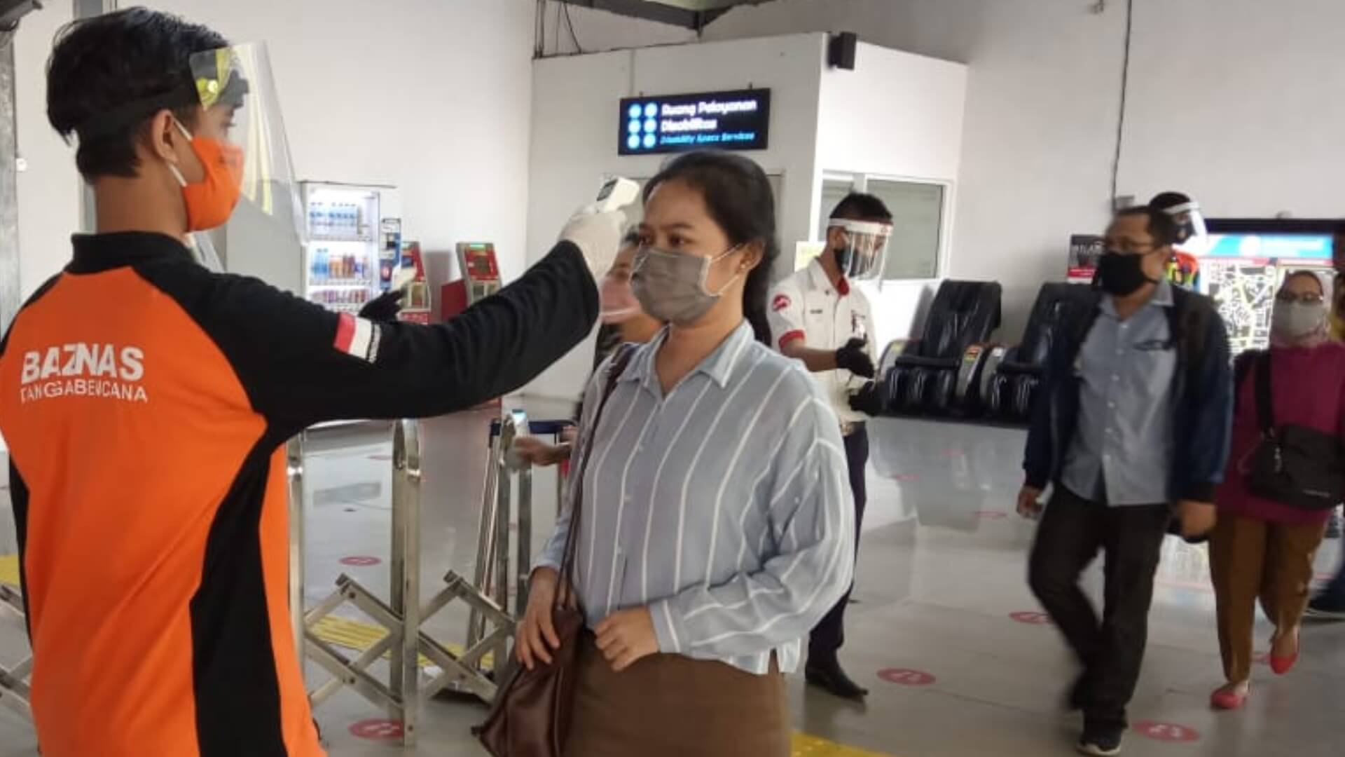 BAZNAS Tempatkan Relawan Pendukung Protokol Kesehatan di Stasiun KRL