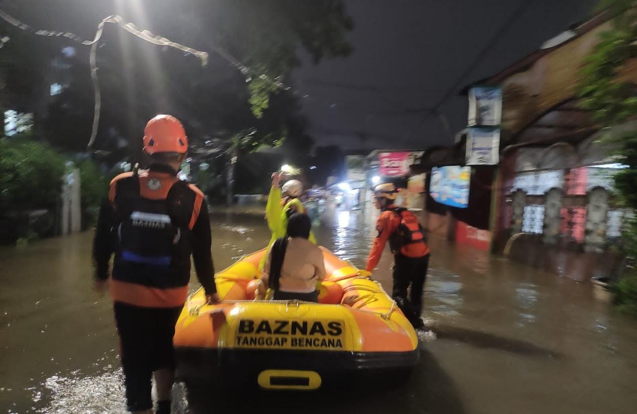 BAZNAS Kerahkan Tim Bantu Evakuasi Korban Banjir di Jakarta