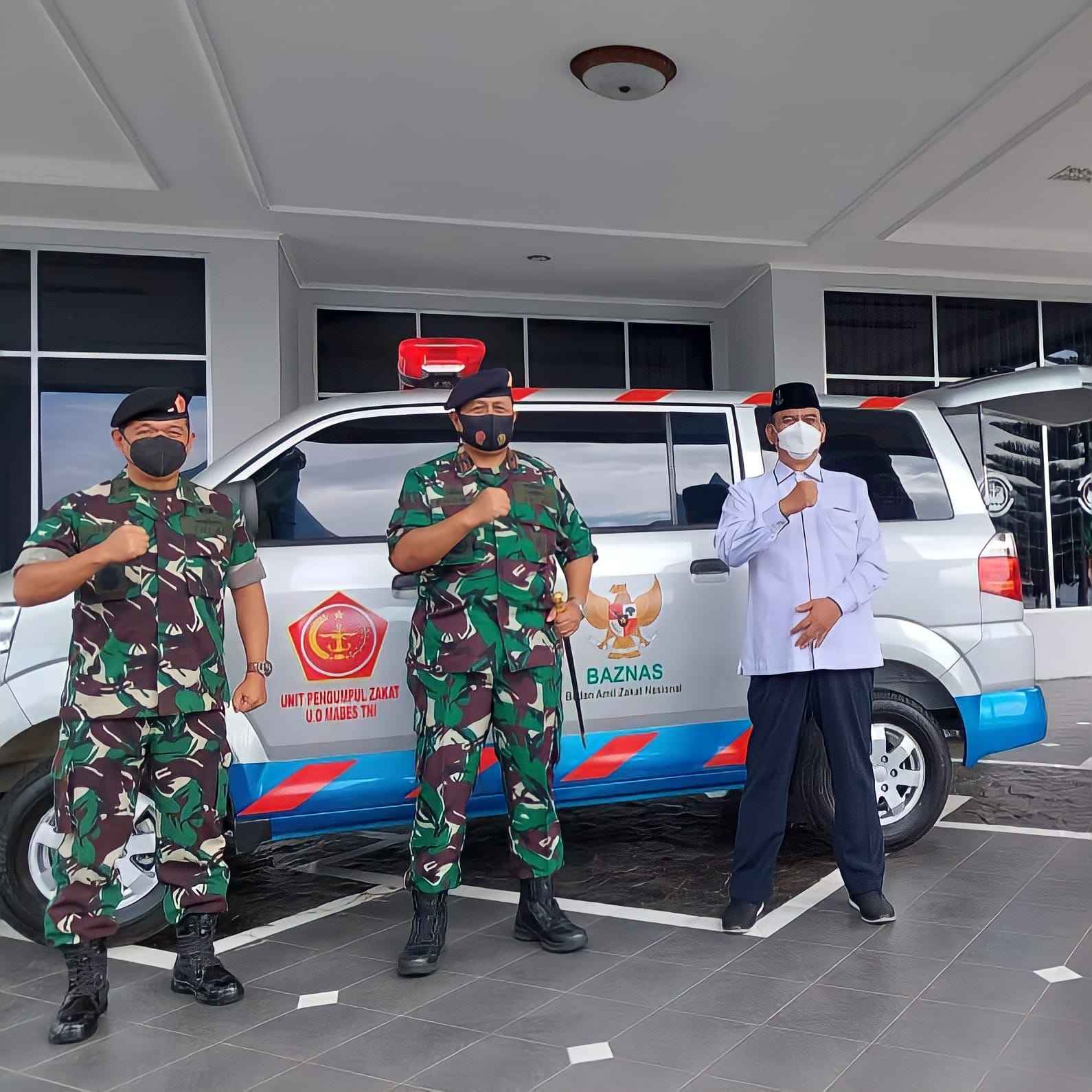 UPZ BAZNAS UO Mabes TNI Serahkan Mobil Jenazah Kepada Danlantamal II Padang