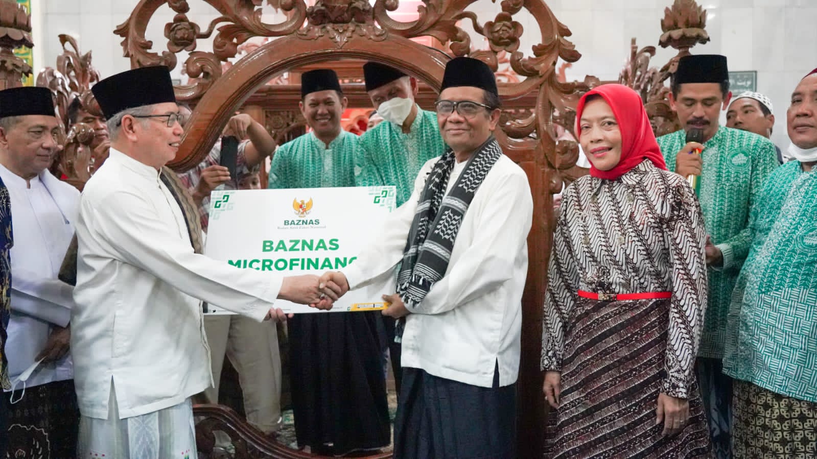 Menko Polhukam Serahkan Bantuan BAZNAS Microfinance Masjid di Jawa Tengah