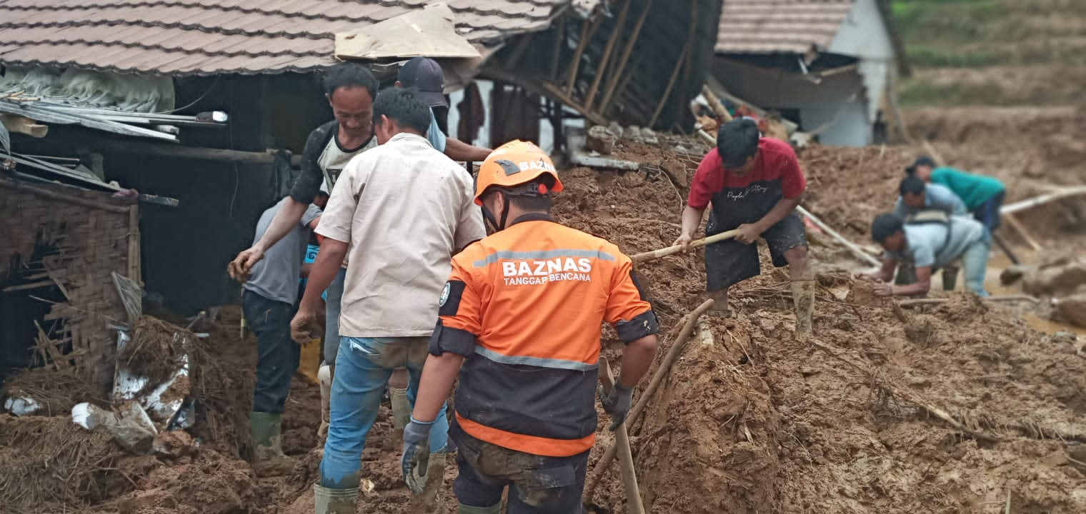 BAZNAS Beri Layanan Kemanusiaan Untuk Korban Bencana Longsor Dan Banjir ...