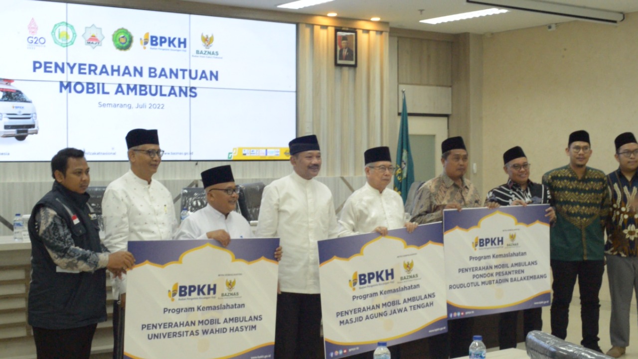 BPKH Melalui Mitra Kemaslahatan BAZNAS Serahkan Bantuan Tiga Ambulans di Jawa Tengah