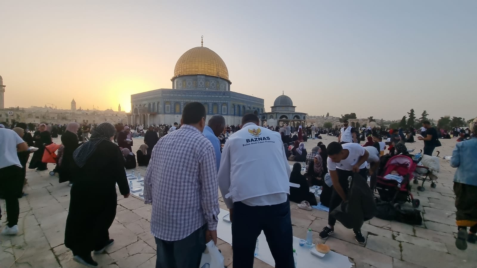 BAZNAS Bagikan Hidangan Berkah Ramadhan di Masjid Al-Aqsa Palestina